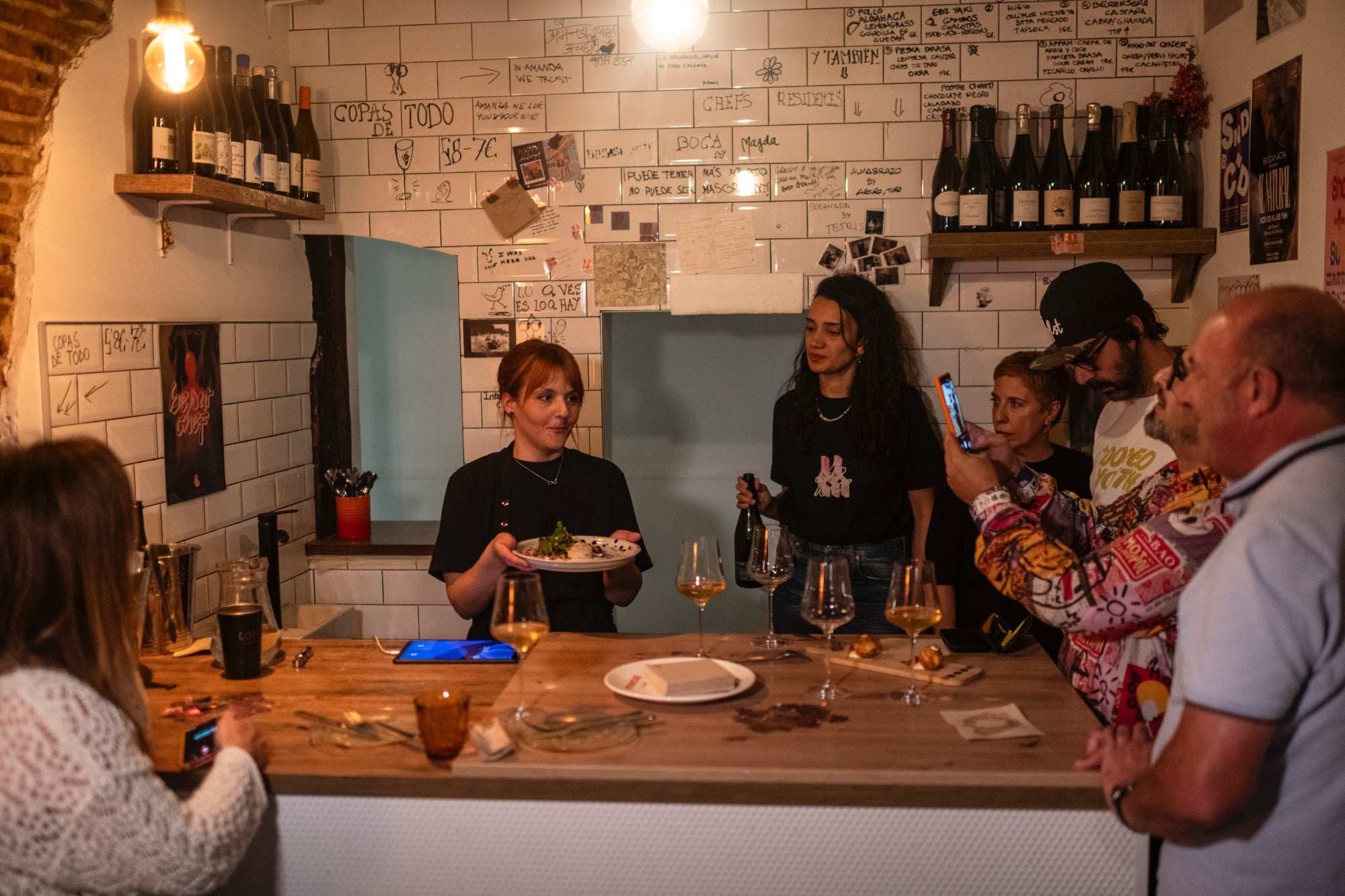 Magda presenta sus platos.