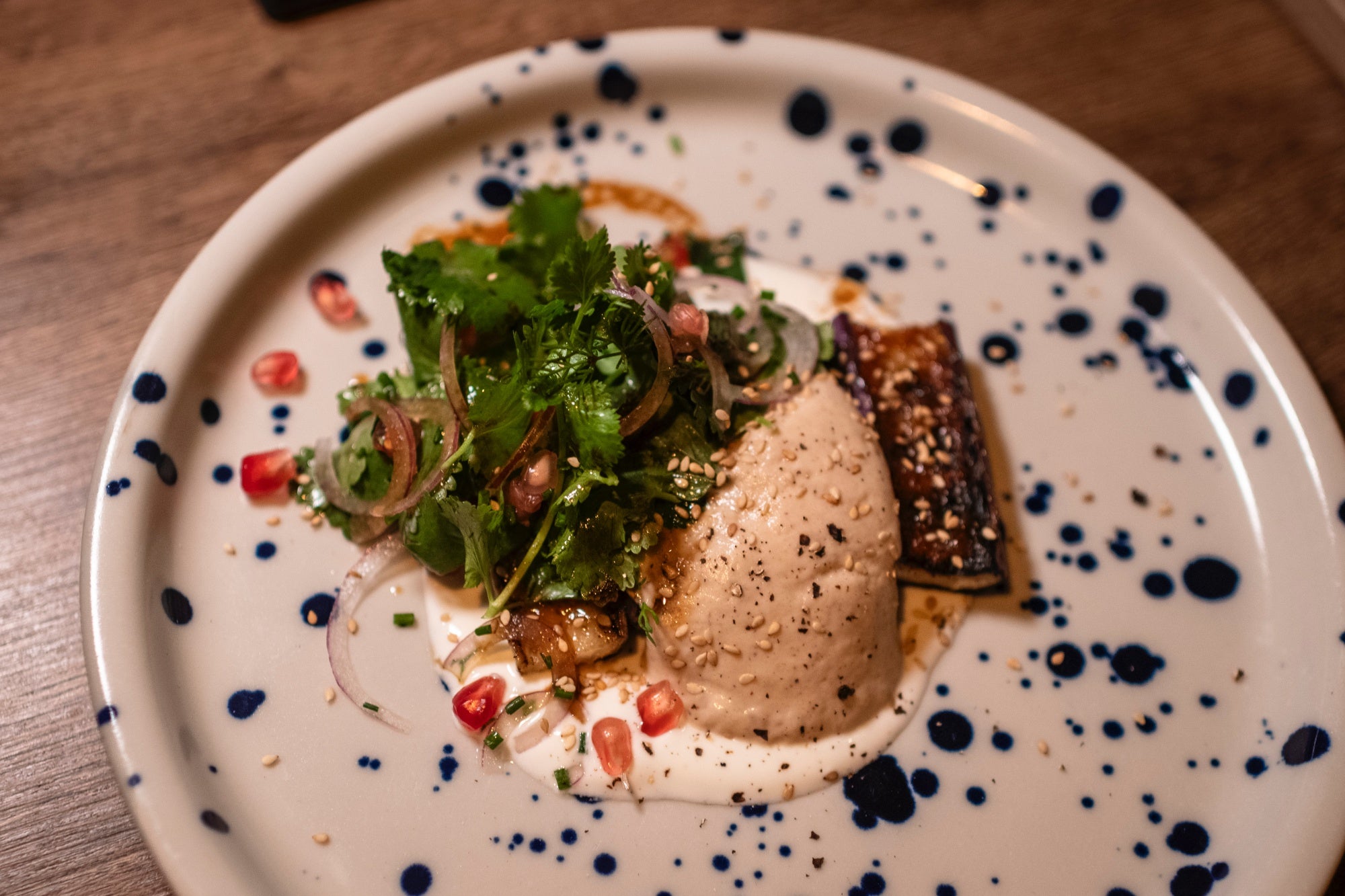 Berenjena, puré de castaña, yogur de cabra y granada.