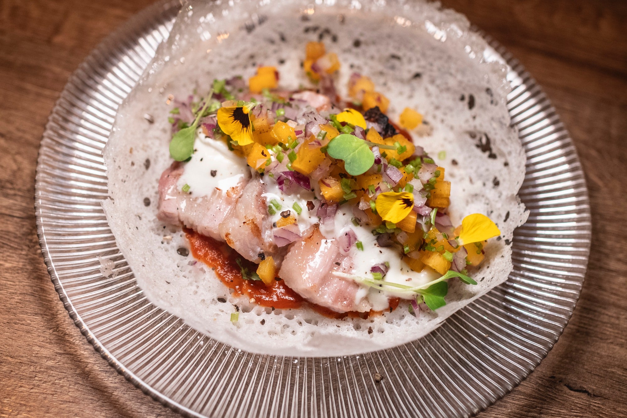 Crepe de arroz y coco con panceta a la brasa.