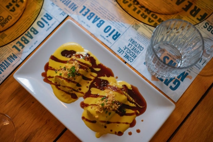 Canelones de butifarra negra catalana y salsa de maíz.