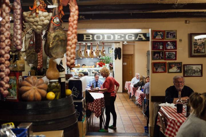 'Bodega Bartolí', con sus ristras de ajos colgando en todos lados.