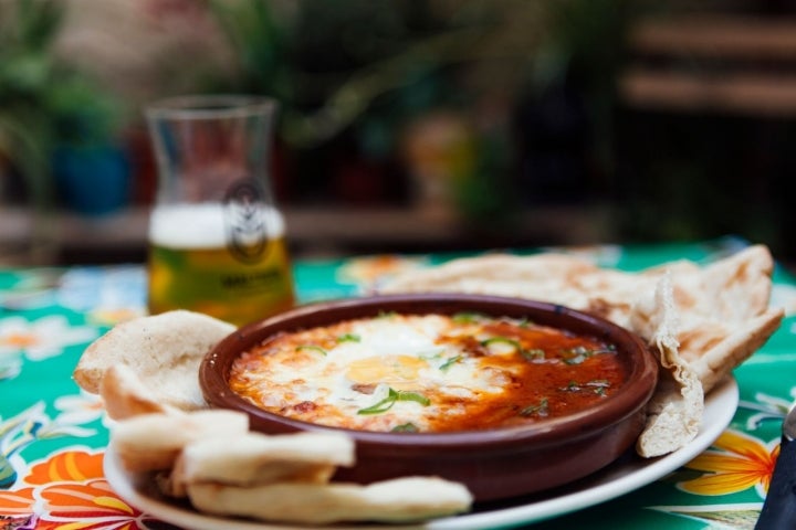 Huevos al estilo hebreo ('shakshuka') en el patio interior de 'La Europea'.