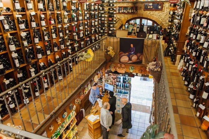 Un retrato del cantautor Joan Manuel Serrat preside la escalera del 'Celler de Gelida'.