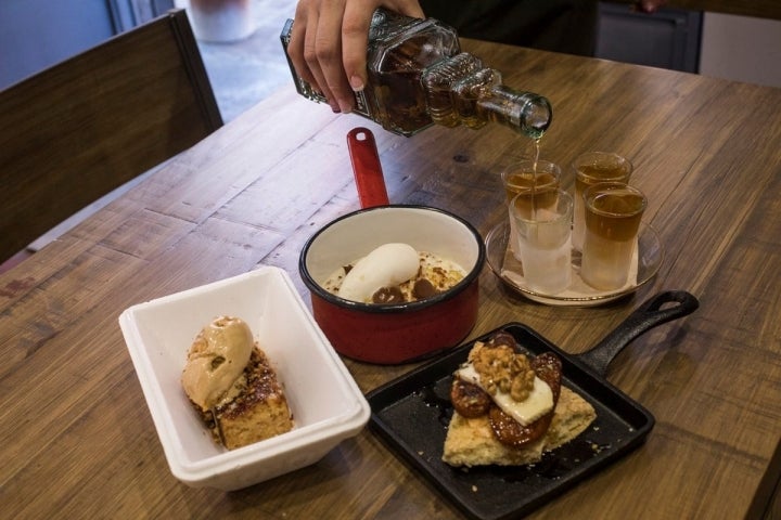 Una torrija con coca de 'llanda' y una coca con sobrasada a la plancha son algunas de las propuestas para el postre.