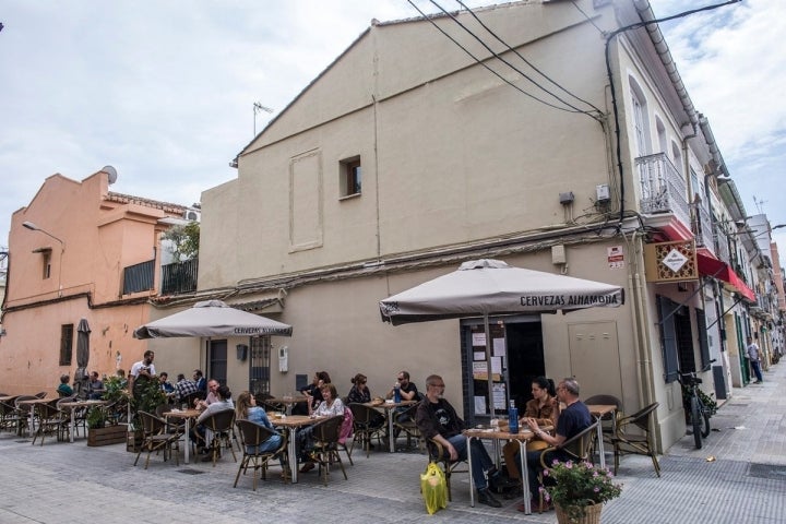 La nueva bodega ha surgido en un momento de ebullición del Cabanyal sin traicionar al espíritu del barrio.