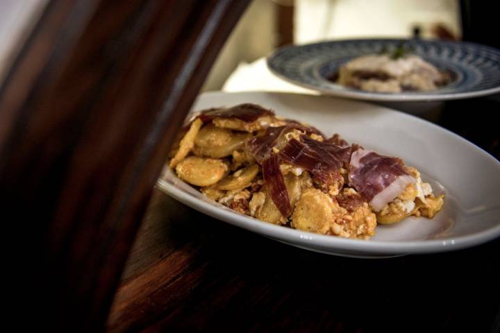 El revuelto de patatas, jamón y chorizo, uno de los platos más clásicos de La Mazaroca.