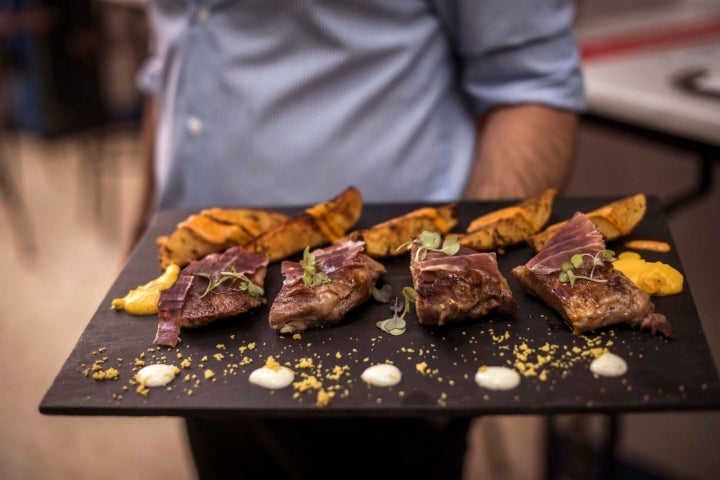 La presa ibérica se presenta en La Mazaroca, entre otras formas, cocinada a baja temperatura.