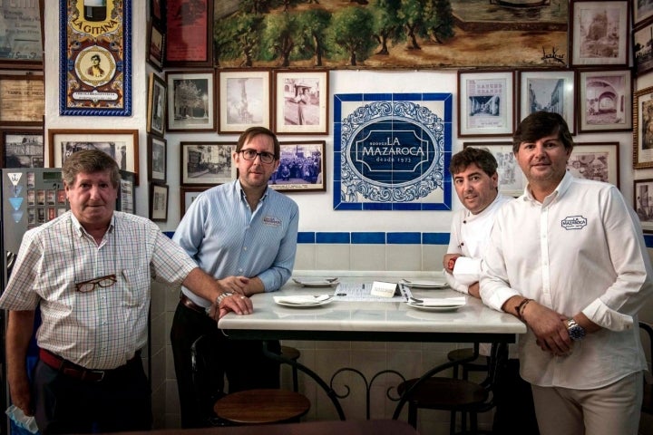 Manuel Blanca, el fundador, junto a sus tres hijos.