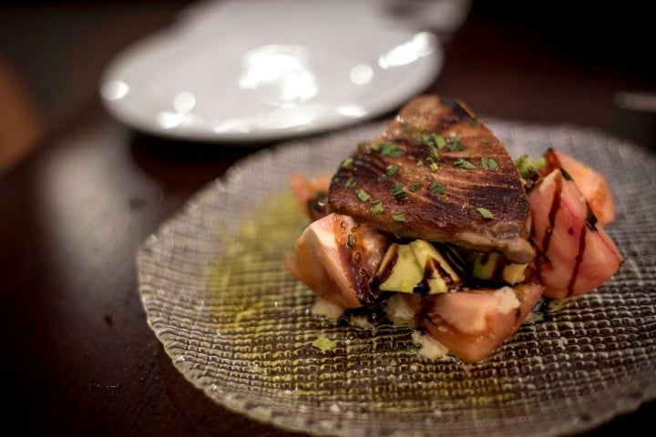 Tomate rosa, aguacate y ventresca de atún a la brasa.