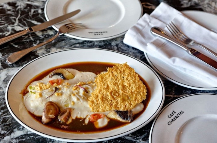 Canelón de rabo de toro con su jugo con bechamel y portobello.