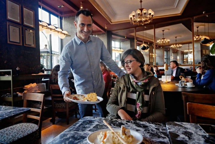 El chef Pepe Roch, sirviendo a una de las mesas.