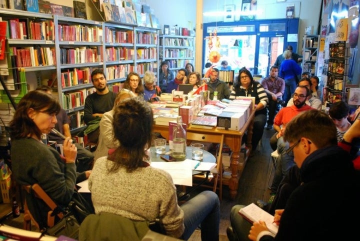 Siéntate en sus sillas. Lee sus libros y disfruta de sus actividades. Foto cedida: La Fugitiva.