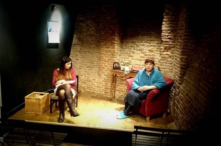 Sobre el escenario, un momento de una representación en la sala de teatro de 'La Infinito'. Foto: Facebook.