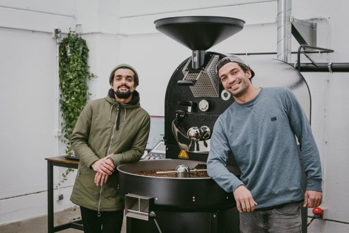 Ricardo y Julio posan junto a su tostador. Foto: Facebook 'Old Town Coffee'