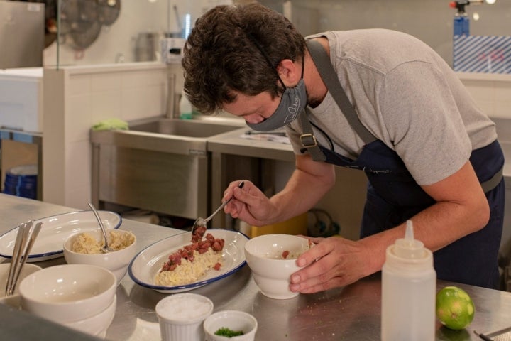 El chef Iván Cerdeño cocinando.