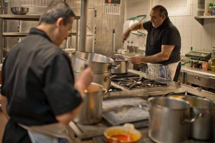 Bulle la sopa castellana en la cocina donde veteranos cocineros preparan platos tradicionales.
