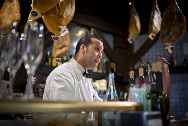 Camareros profesionales que saben como atender al cliente. Una joya para cualquier restaurante.