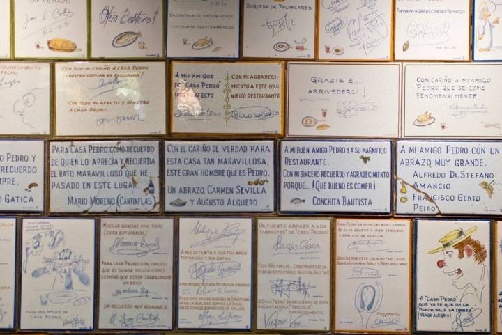 Cantinflas o Mingote son algunos de los clientes que han estampado su satisfacción con una firma trasladada a azulejo.
