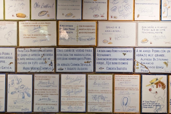 Cantinflas o Mingote son algunos de los clientes que han estampado su satisfacción con una firma trasladada a azulejo.