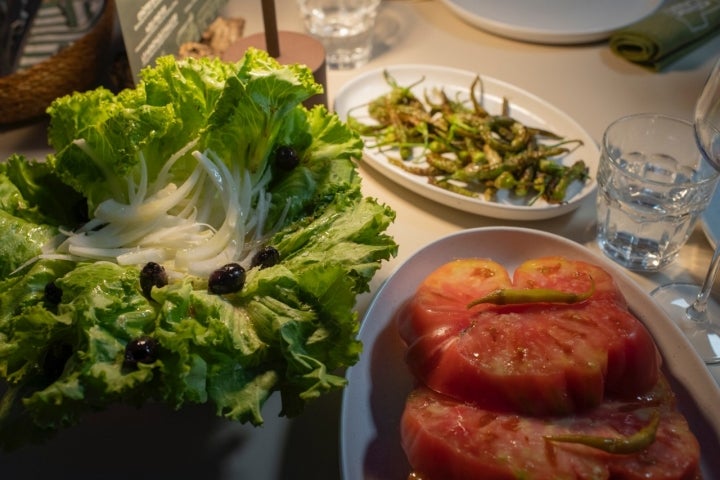 Tomate gordo, cortado como si fuera un chuletón con Piparra y orégano fresco.