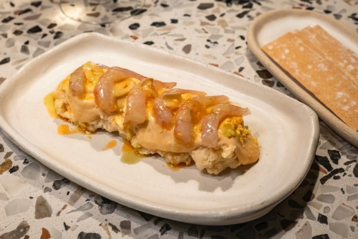 Ensaladilla de gamba blanca malagueña con jugo de piparras encurtidas y pan sardo.