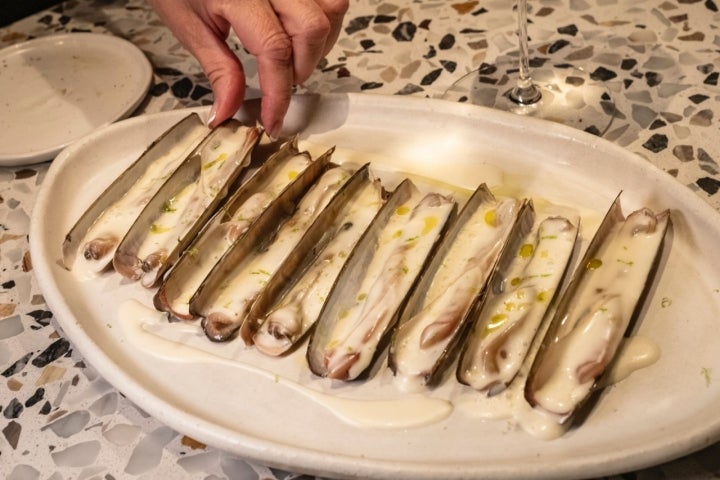 Navajas de buceo gallegas a la parrilla con escabeche frío de limón y ralladura de limas frescas.