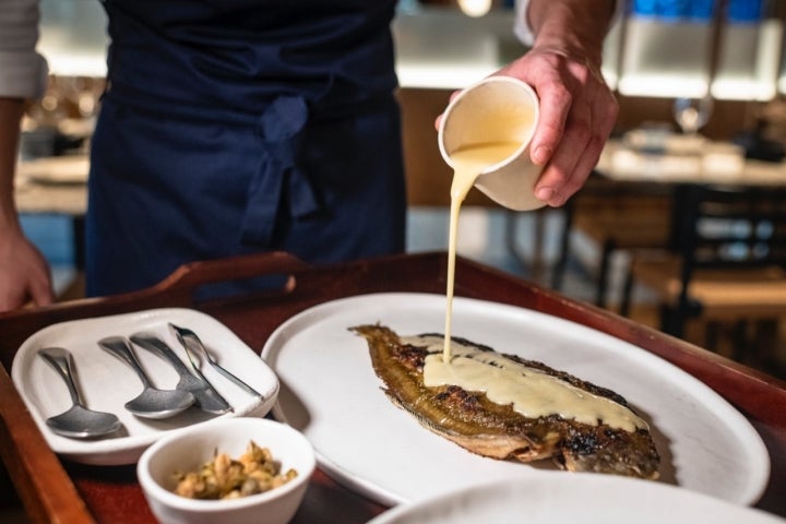 Lenguado de estero asado a brasas con menier cítrica y alcaparra frita.