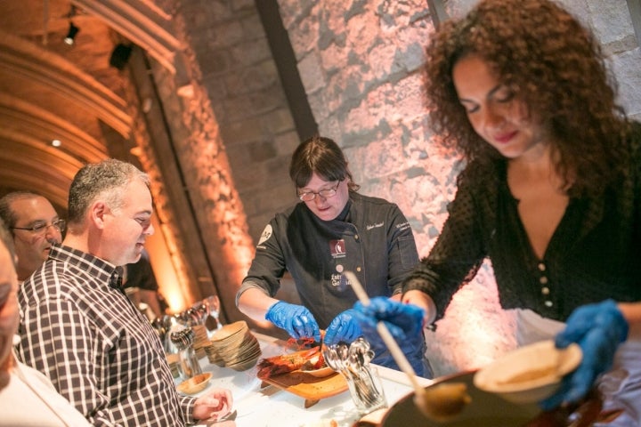 Rebeca Hernández en una cena clandestina en el Convent Dels Angels, Barcelona. Foto: Banquete Pop Up.