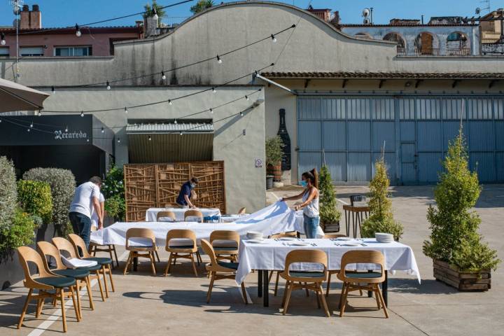 Cena de verano en bodega Recaredo: montando las mesas
