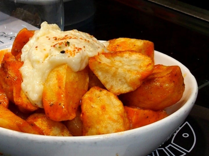 Las bravas llevan un toque de pimentón y salsa alioli.