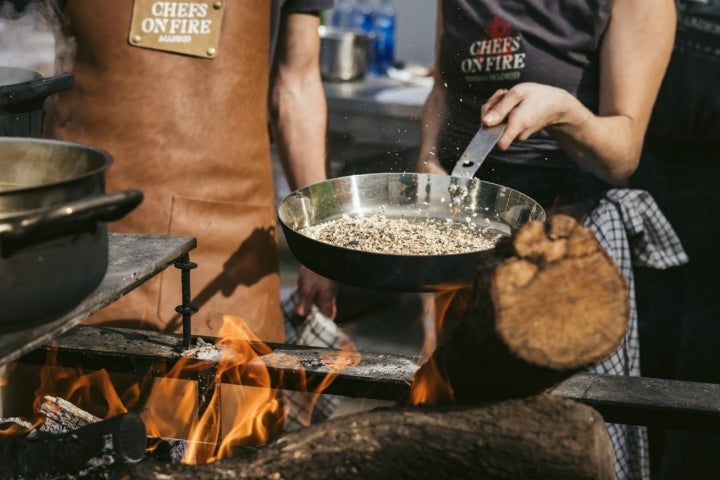  Sartén al fuego de una de las hogueras del festival.