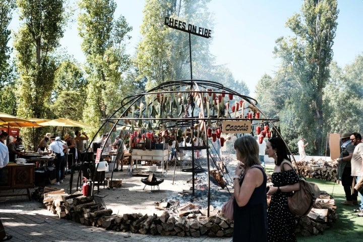 La hoguera de la zona portuguesa, uno de los grandes reclamos del festival.