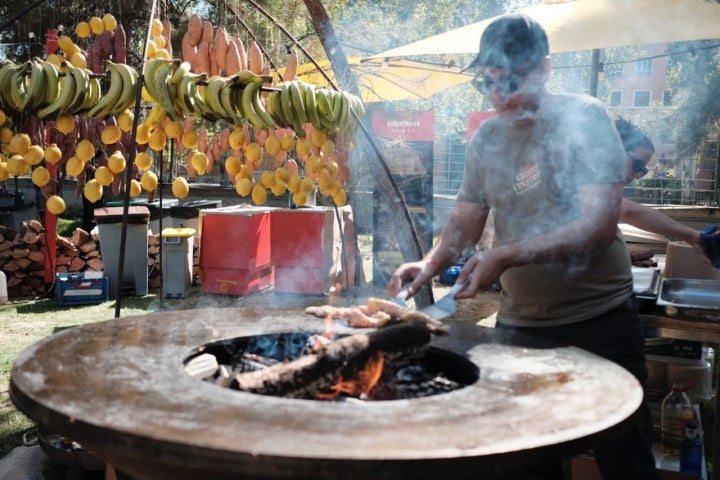 Una persona se ocupa de una de las parrillas de la zona portuguesa.