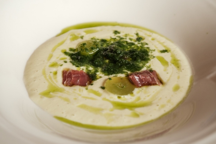 Ajoblanco Clandestino: ajoblanco de pepino y atún de almadraba macerado.