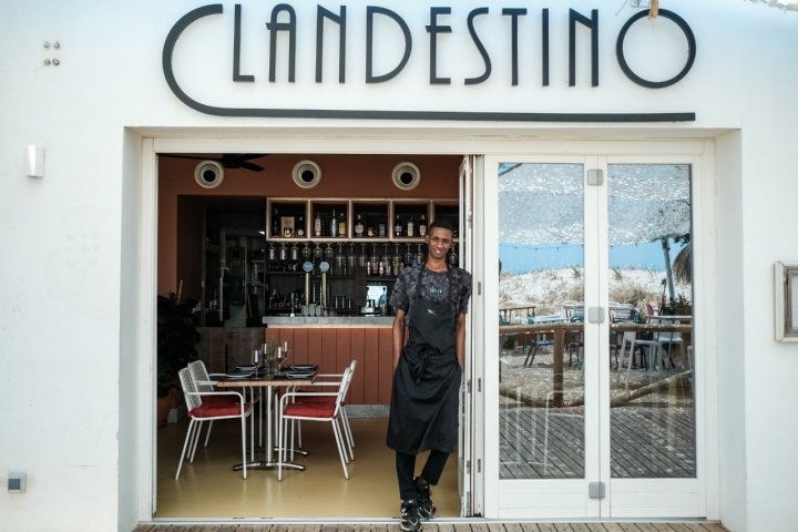 El chef Siabou Turé, de Mali, posa en la entrada de Clandestino.