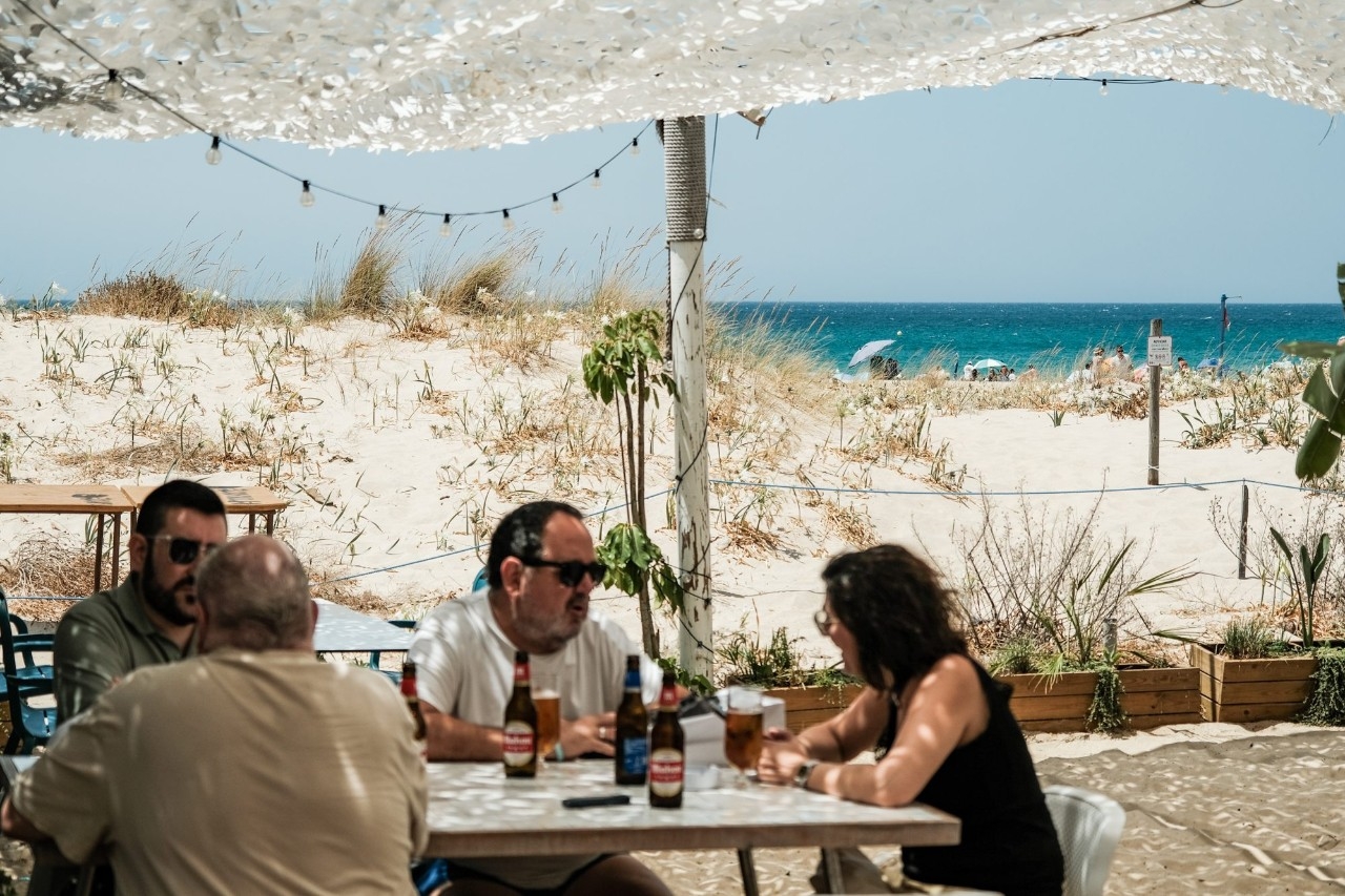 La terraza de Clandestino con el mar al fondo.