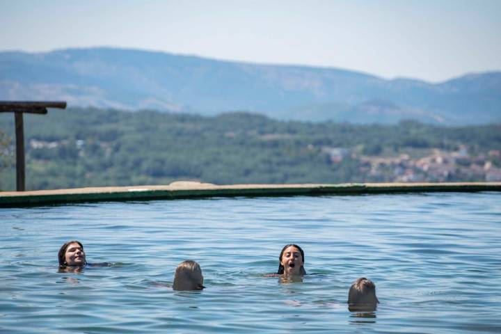 El lujo de esta piscina de manantial son las vistas sobre la Sierra de Francia.