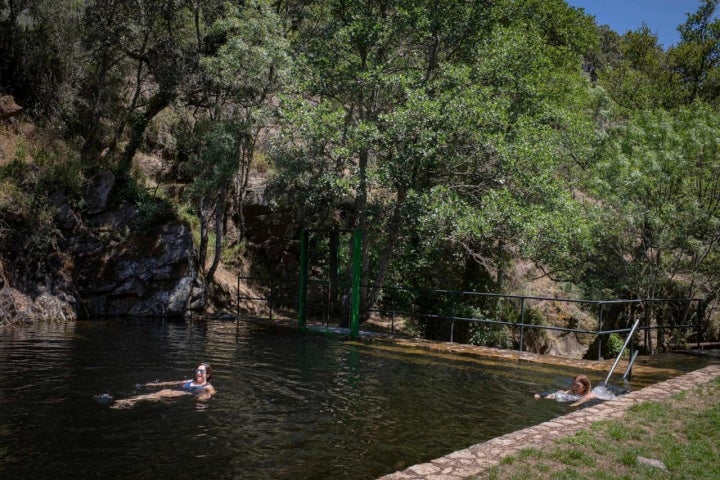 Bañistas en una piscina natural