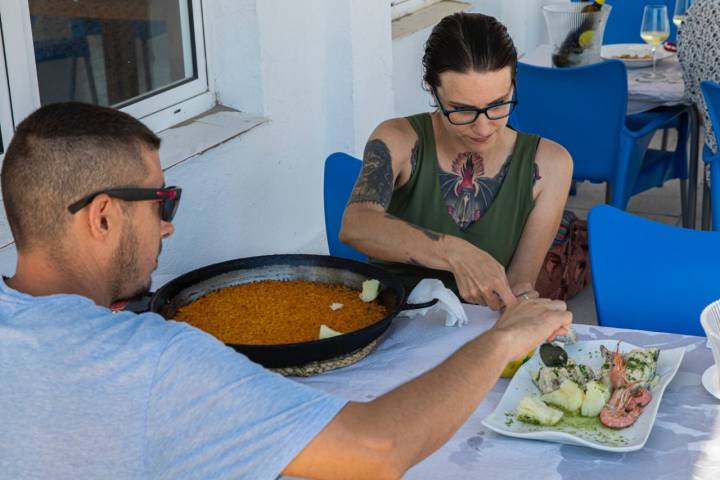Chiringuito 'El Mayo' (Cullera): clientes comiendo arroz