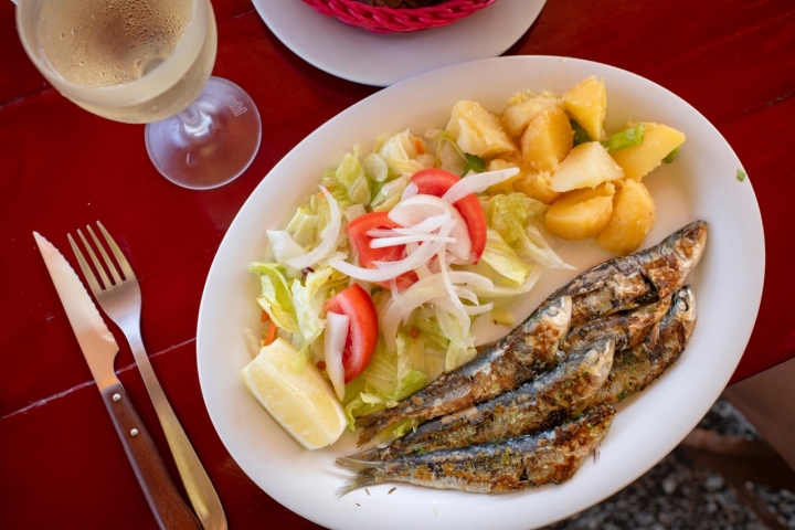 Las sardinas con su guarnición de patatas y ensalada.