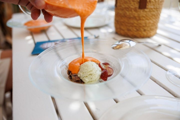 Salmorejo con helado de albahaca, uvas y anchoas en el chiringuito La Manuela (Chipiona)