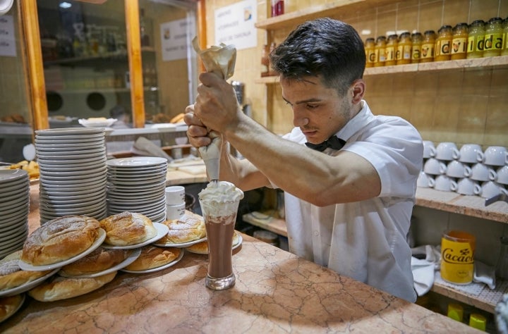 El Cacaolat caliente con nata es una de las especialidades de 'La Pallaresa'.