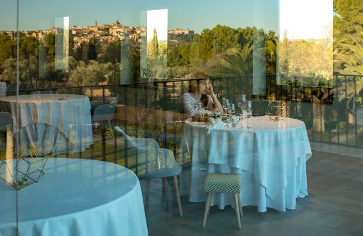 Una gran cristalera permite al comensal disfrutar de las vistas mientras come.