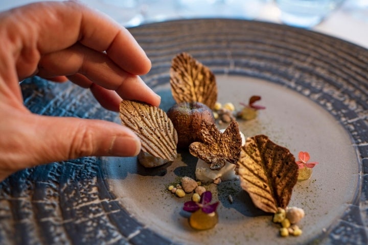 Otoño en el Cigarral: cremoso de whisky y castaña, quenelle de helado de trufa, tejas y bomba de chocolate.