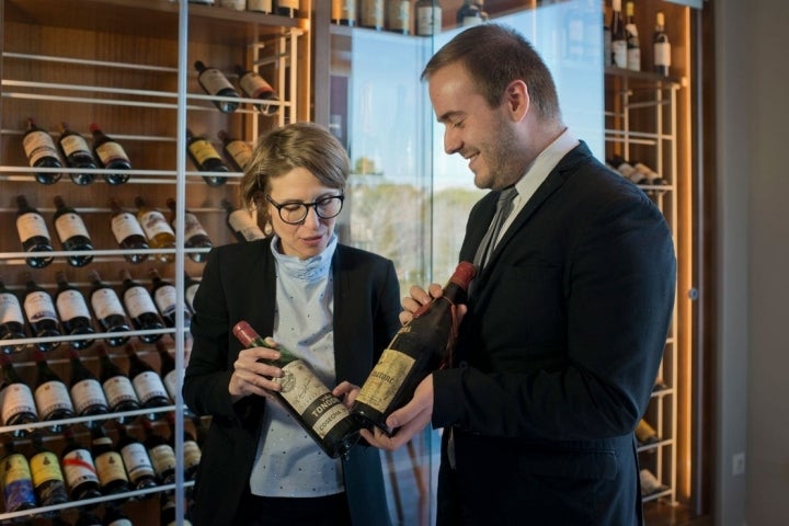 Annika, frente a a cava vista del restaurante donde guarda los vinos más especiales.