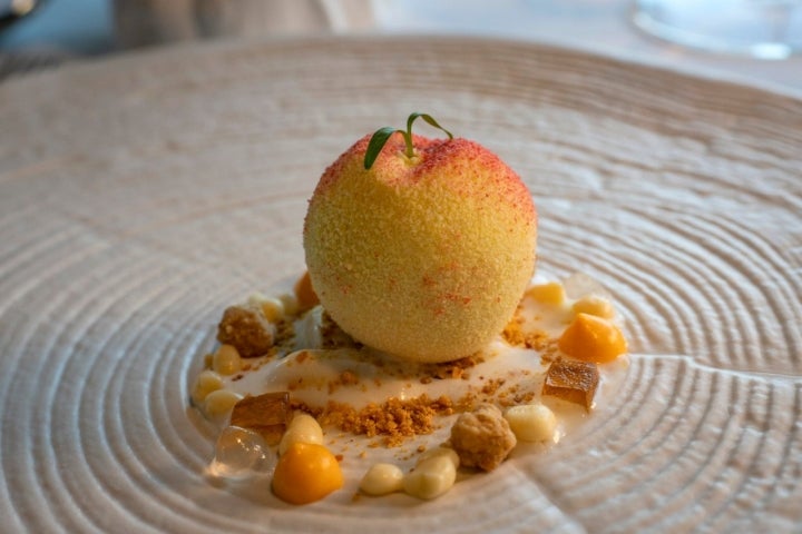 Melocotón de la Puebla, almendras y flor.