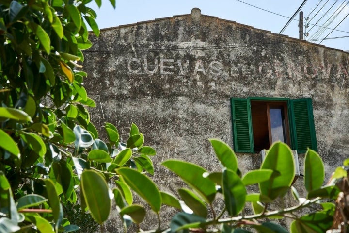 fachada de cuevas de genova