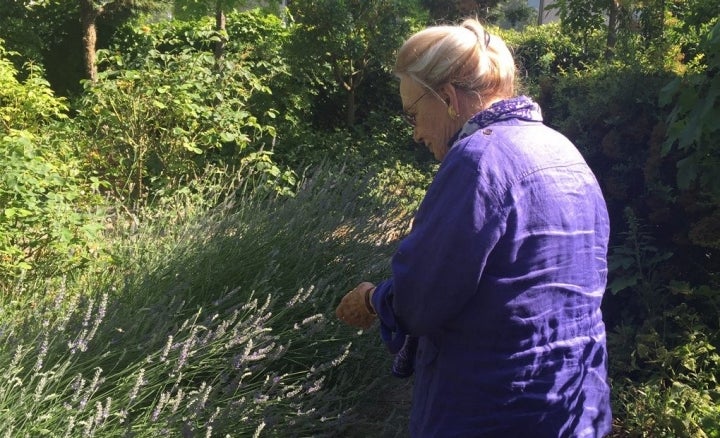 Clara en el jardín de su casa.