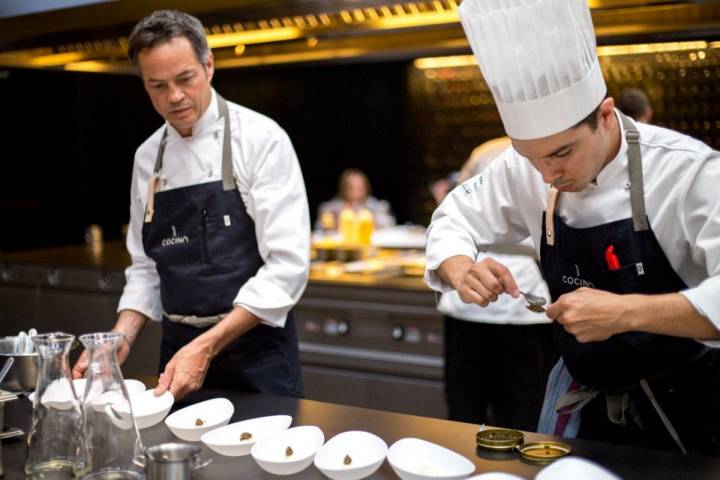 Javier junto a uno de sus cocineros concentrado en dar forma al caviar que luego colocará sobre el calamar curado.