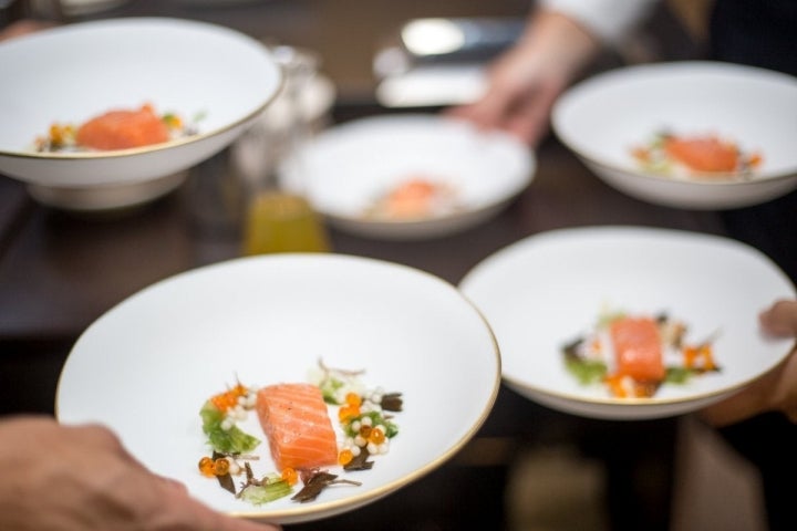 Salmón salvaje noruego a baja temperatura con perlas de sagú, caviar y algas.